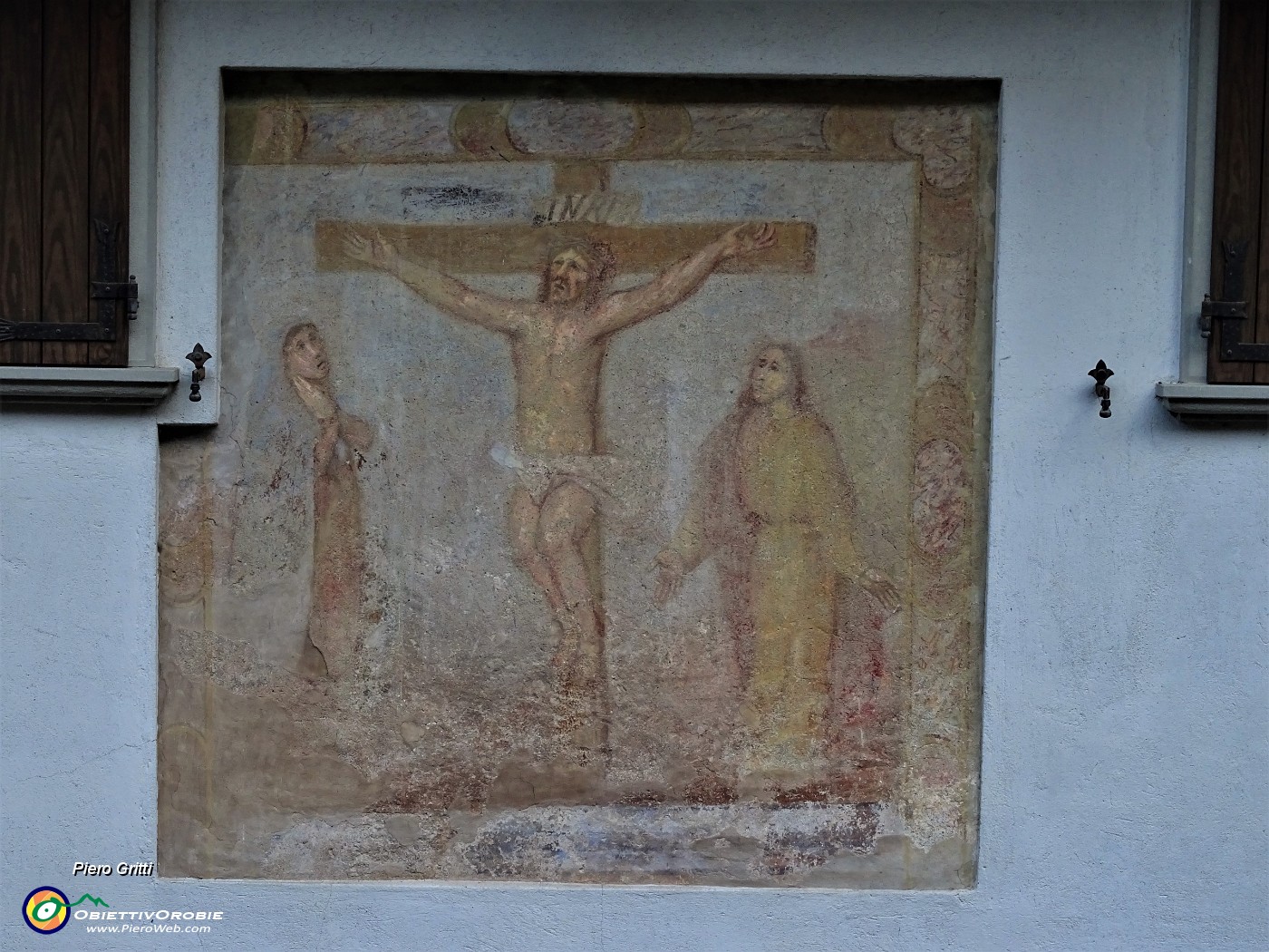 18 Affresco su casa di Acquada, crocefissione.JPG